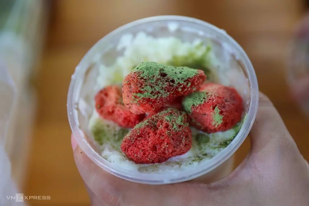 🇨🇳🇻🇳在越南掀起热潮的5种中国美食 近三年来，多种源自中国的美食和饮品通过短视频平台进入越南市场，一度引发年轻人排队抢购。曾在越南爆红的包括： 石板烤香肠：…