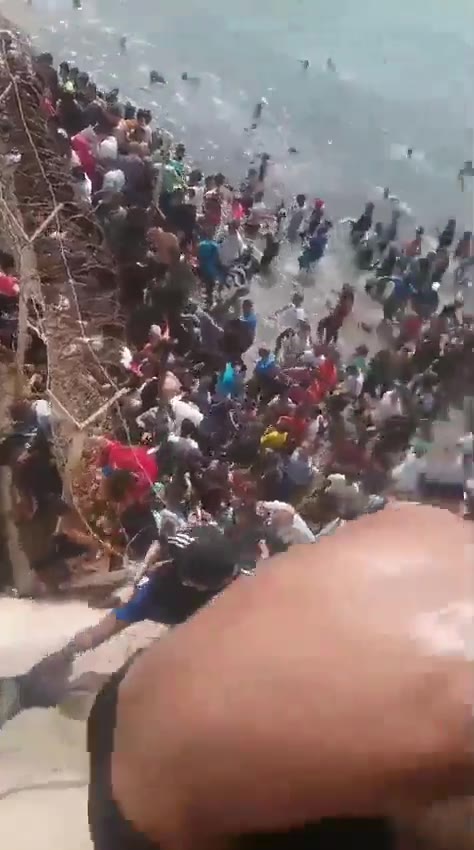 3000名非法移民冲击了西班牙自治区塞乌塔的边境，并在欢呼声中涌入城市。 当地政府呼吁宣布进入紧急状态，并派遣军队进入城市，以保护边境。（视频 1/6）