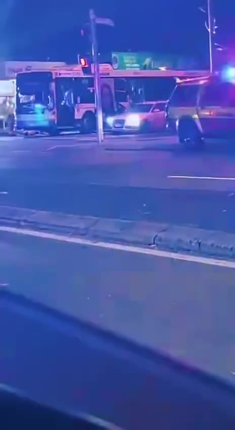 小车飞进了公交车😰🥵澳洲布里斯班华人区,29日夜晚的事故,万幸公交车上无乘客 #车祸 #公交车(视频 1/3)
