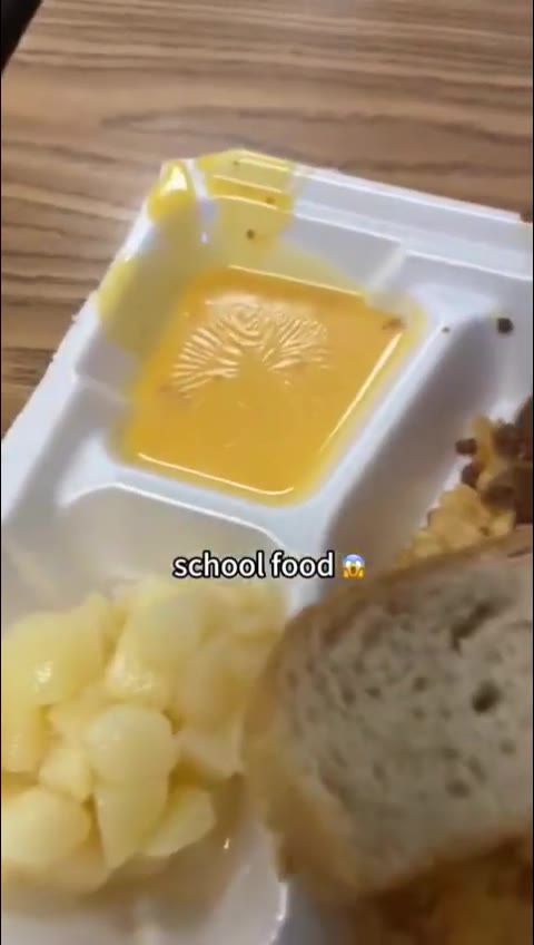 美國小學食堂 沒有科技 全是狠活 #文明灯塔 #食品安全 你吃（视频 1/1）