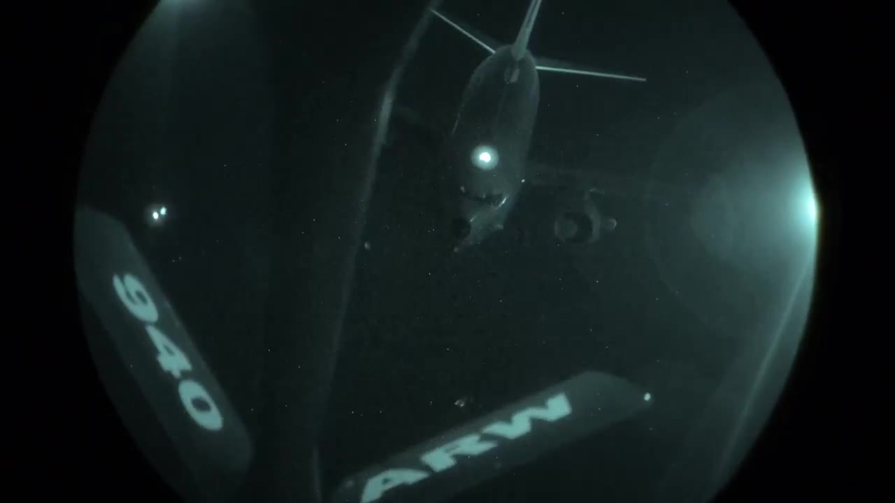 一架美国海军 P-8“海神”巡逻机在中东执行巡逻任务时，正在接近一架美国空军 KC-135“同温层加油机”进行空中加油。 P-8 是一种专用侦察巡逻飞机，是美…