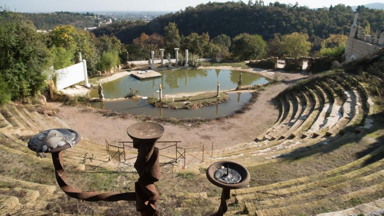 🏛😐 意大利男子伪造古罗马圆形剧场，骗了10年后入狱。 弗朗科·马洛索·冯·罗森弗兰茨把自己建造的圆形剧场伪装成古罗马遗址，十年来以每人40欧元的价格带游客参…