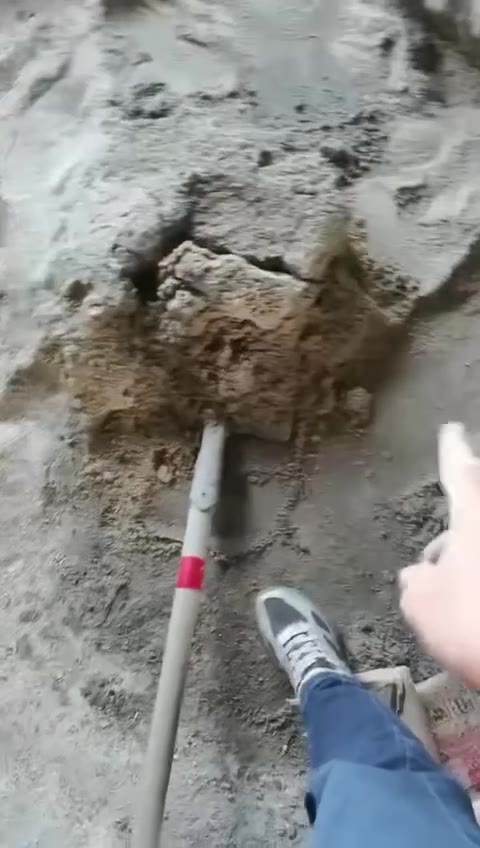 这样的装修师傅能不能称为缺德？！又不是没有厕所。 #装修 @qqmua 网友爆料：家里装修的师傅，贴瓷砖的沙子里撒尿。太气人了！（视频 1/4）