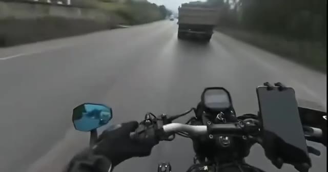 #车祸 #逆行 超车 遇上 拐弯小汽车 飞哦 ！@qqmua（视频 1/1）