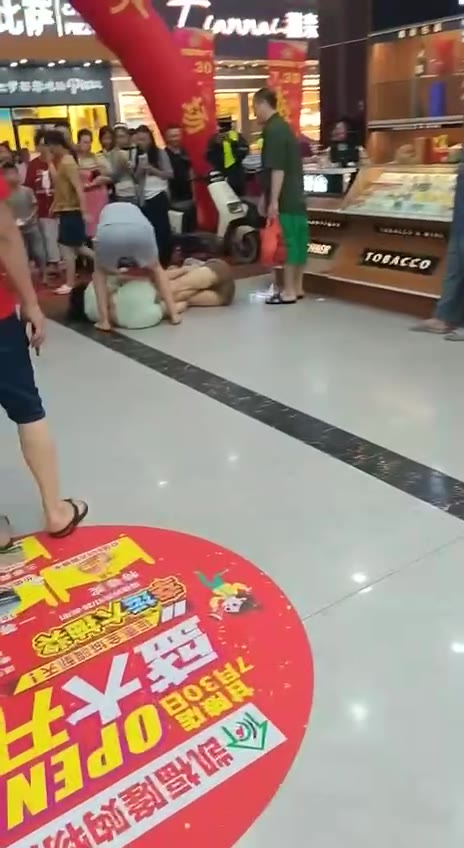 广东惠州 #女人打架 第一次看拉架拉脚拉偏架就算了，把别人奶子都拖出来了（视频 1/1）