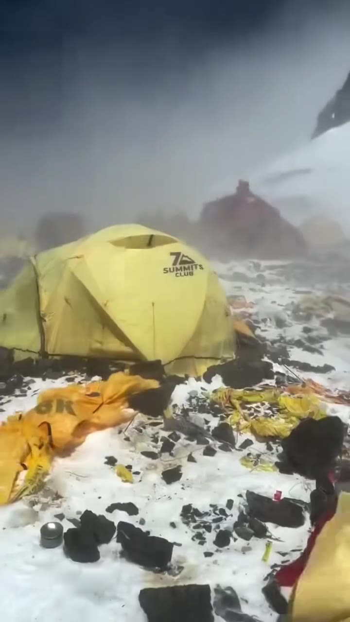 珠峰四号营地垃圾遍地 这是珠穆朗玛峰上的四号营地（海拔约7900米），它是地球上海拔最高的营地，也是登顶前的最后一站。现在垃圾遍地，废弃的帐篷、空氧气瓶、食物…