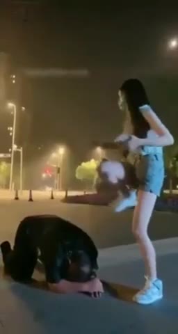 #龟男 被女人教训 越踢越兴奋 马路 #调教 这样揍你 @qqxiha（视频 1/1）