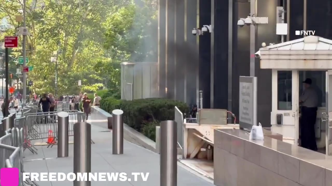突发：纽约市 26 Federal Plaza 外发生爆炸和枪击事件，引发人员疏散，并导致大量执法力量赶赴现场处置。一名嫌疑人已被警方拘捕。（视频 1/1）