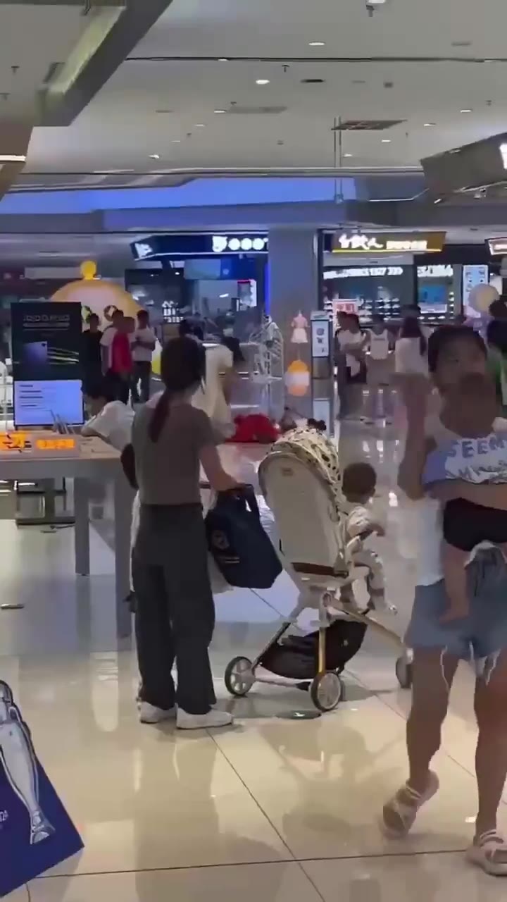 要什么样的家庭，才能调教出如此乖张的女儿？ 周六福金店里，妈妈可能嫌金饰品太贵，没有给女儿买，于是女儿就像发疯了一样大闹金店！ 真的不知道这样的女儿是如何成为…