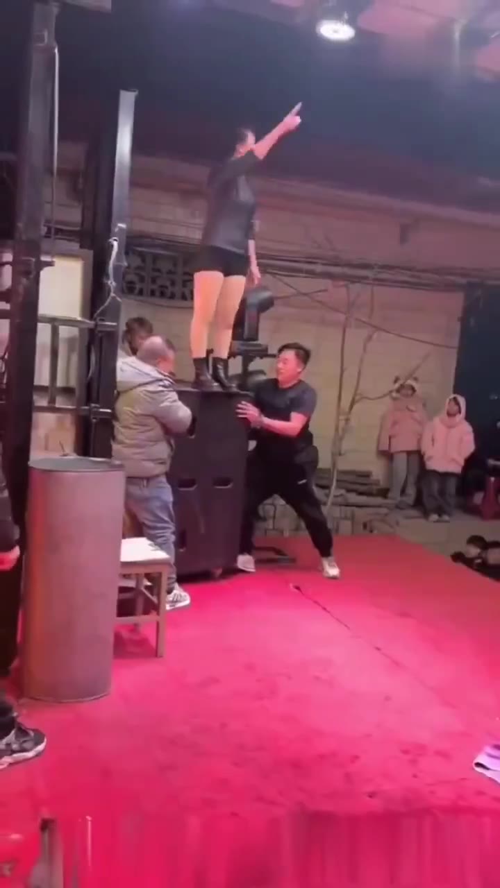 #低俗表演 卡巴当 劈叉 ～（视频 1/1）