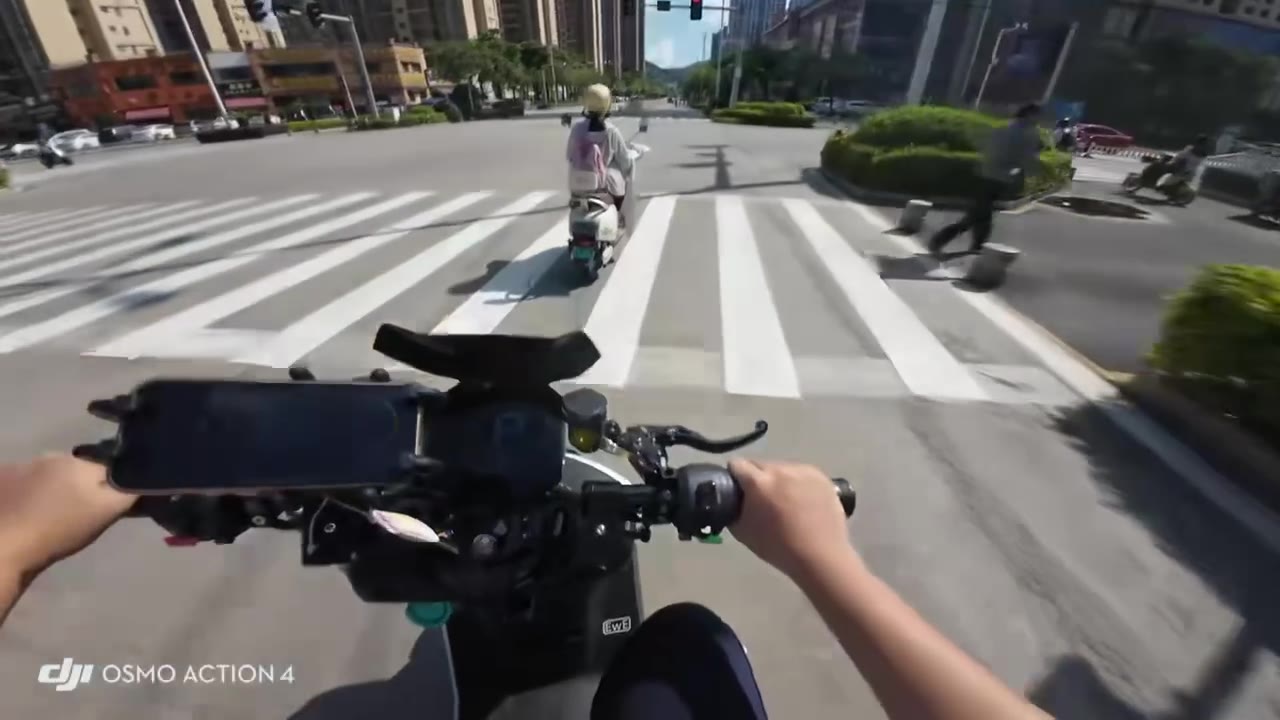 #电瓶车 #飙车 😏 #车祸 #极速飞车 这速度疯了吧 ？（视频 1/1）