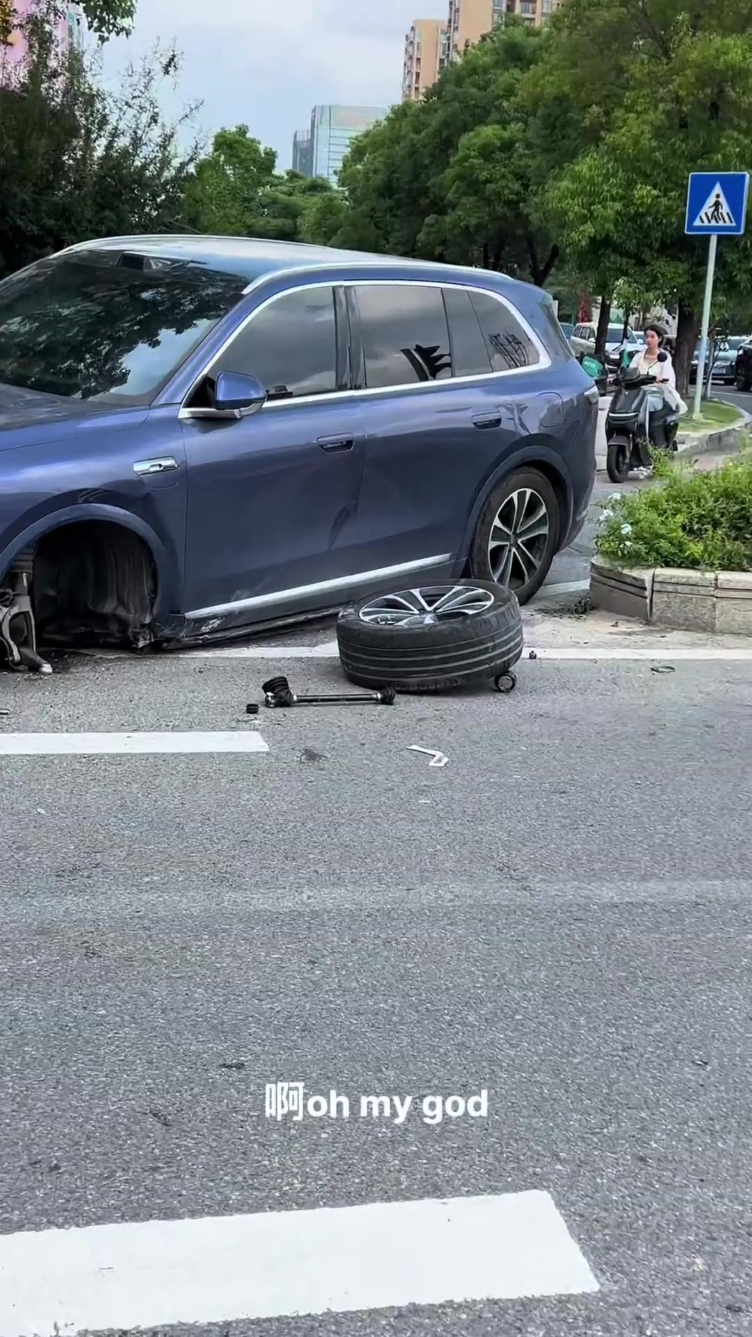 天气炎热，问界在室外崴个脚很正常吧（视频 1/1）