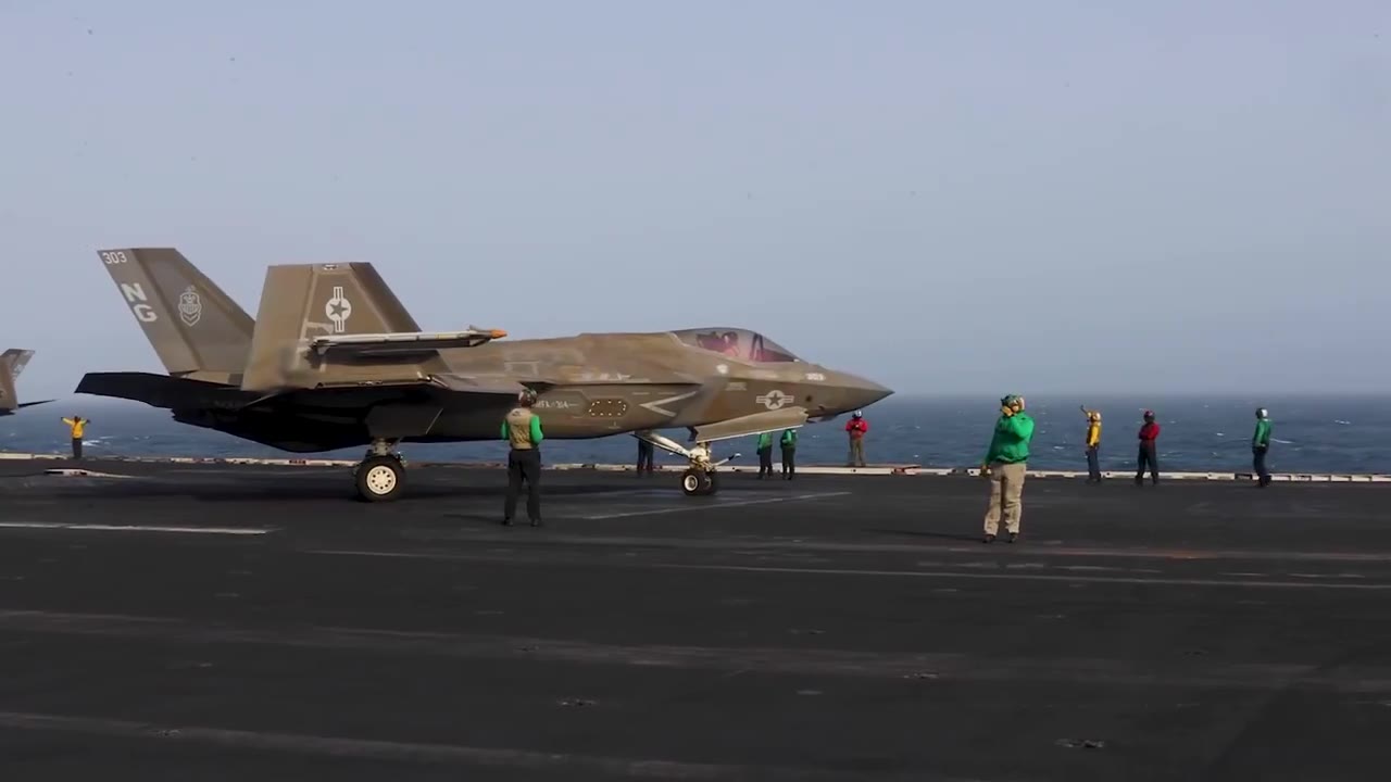 一架美国海军陆战队 F-35C 隐形战斗机从“亚伯拉罕·林肯”号航空母舰（CVN 72）上起飞。当时该航母正在阿拉伯海航行，并支持美国针对伊朗实施的海上封锁行…