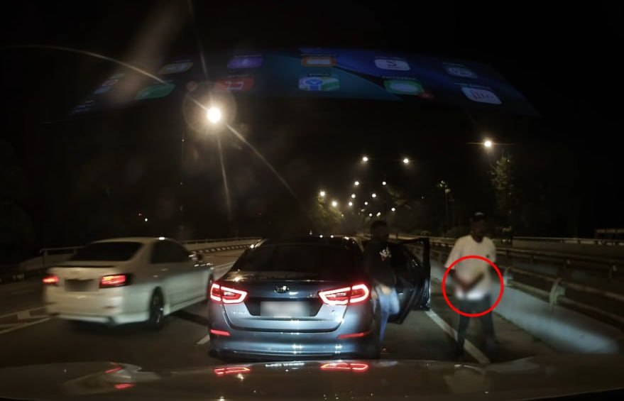 #马来西亚新闻【闪灯提醒突切道轿车，男子遭逼停亮刀恐吓】 2026年8月3日消息，一名华裔男子今晨约5时50分驾车载妻儿前往士乃国际机场途中，因闪灯示意一辆突…