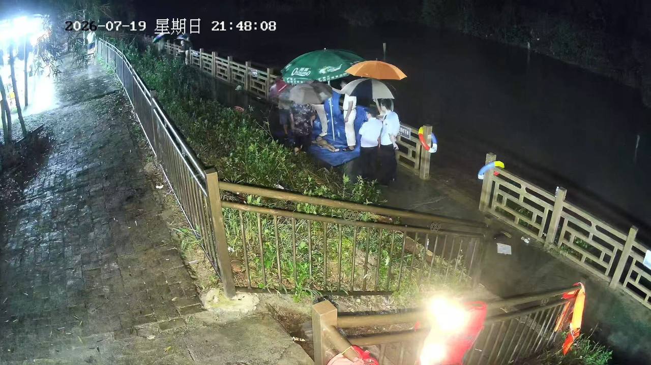 被冲走19个月大的小孩已找到（图片 1/2）