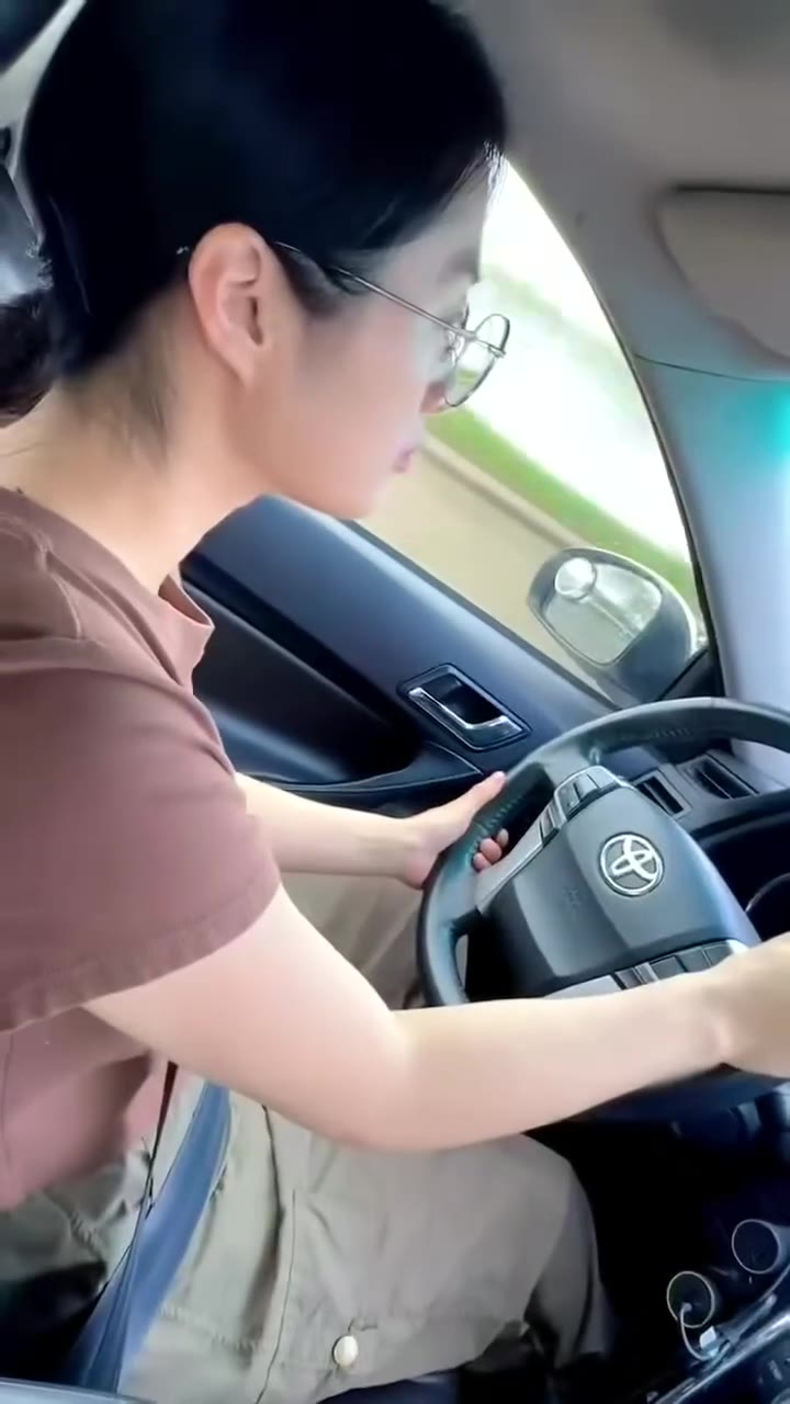 #女司机 雨天路滑 #车祸（视频 1/1）