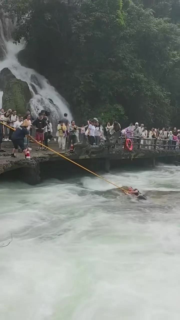8月3，贵州-荔波小七孔景区 #落水 适逢暑假很多道路狭窄，极易造成意外坠落，尤其是老人、孩子，一定要注意安全。（视频 1/3）