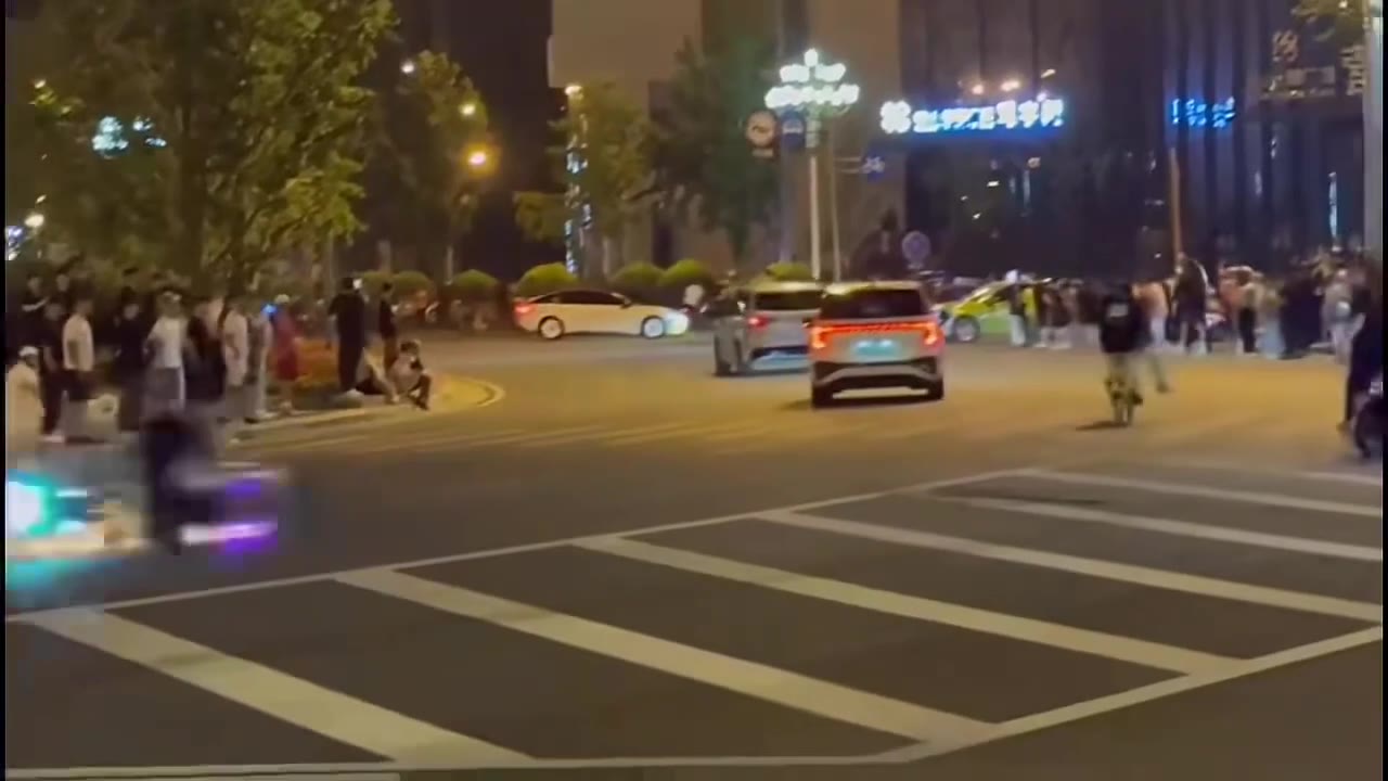 鞍山市府广场，抓 #鬼火少年 飙车 #抓捕（视频 1/6）