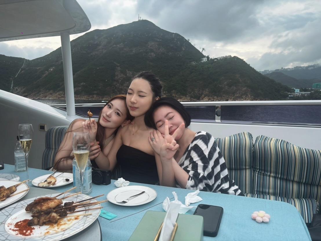 小S全家香港度假 28日，小S晒一家人去香港旅行的照片，照片中她和老公许雅钧、大女儿许曦文、二女儿许韶恩笑容满满，状态松弛，许老三因还在上课未能同行。有网友发…