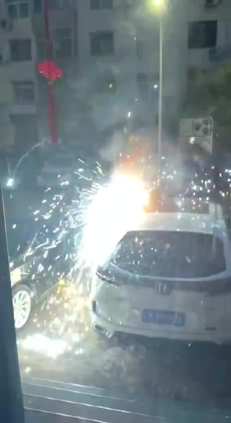 谁车遭殃了，电线搭车上了 汽车 #触电（视频 1/1）