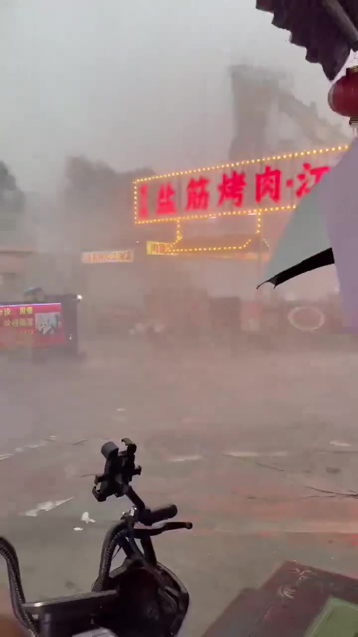 7月21日，陕西西安。当地突降特大暴雨并伴随强风，路边巨树被连根拔起横亘路面，大面积屋顶铁棚被撕裂掀翻，部分老旧墙体倒塌直接砸中多辆私家车，路面积水严重、电线…