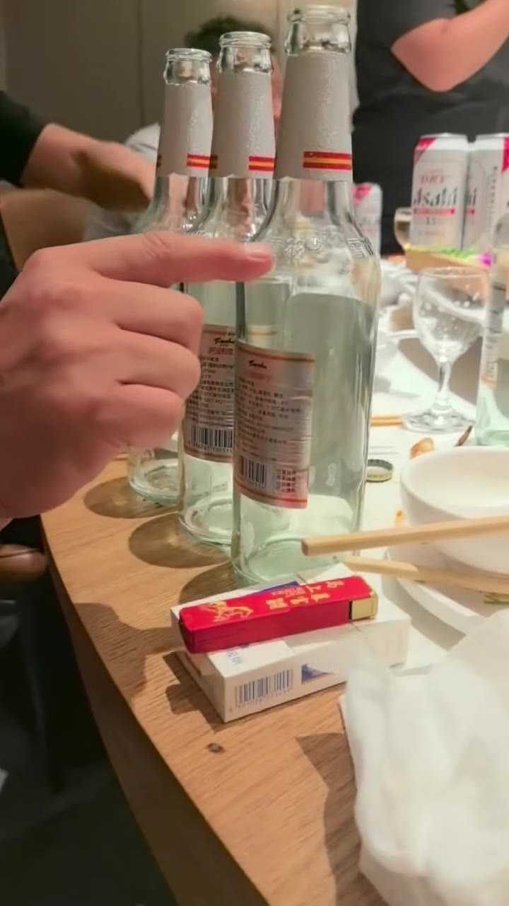 天湖啤酒，一个箱里瓶不一样，度数也不一样（视频 1/1）