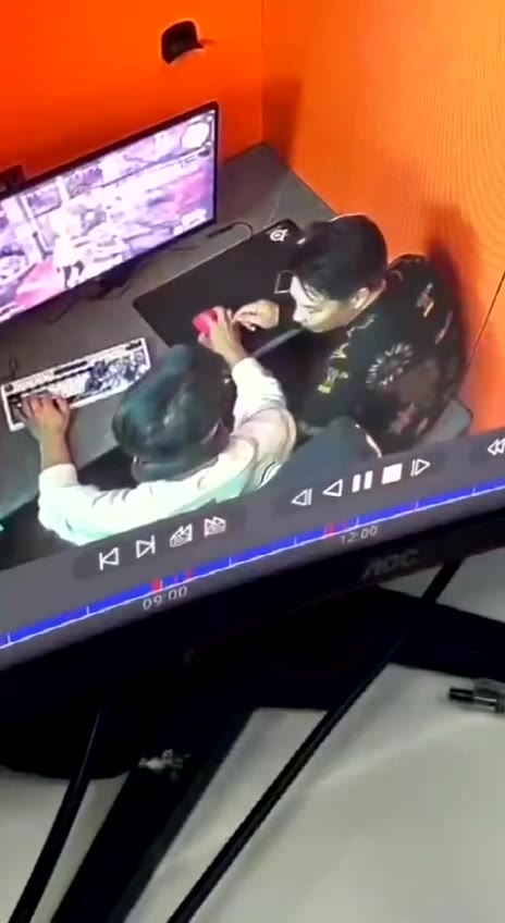 都鸡巴兄弟 你的鸡脖我帮你吃一吃 ！#gay #网吧 #口交（视频 1/1）