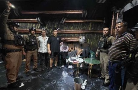 #泰国新闻 曼谷突袭缅甸无证地下酒吧！多人涉毒被抓，含未成年人 近日周日凌晨，泰国警方针对曼谷旺通朗区开展夜间专项清查行动，突击搜查Pradit Manuth…