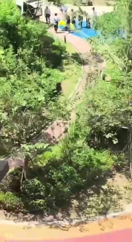 7月25，四川巴中-容邦柏润 ... 网传，10 岁，疑似装修房子没封窗掉下楼了 天塌了😱（视频 1/2）