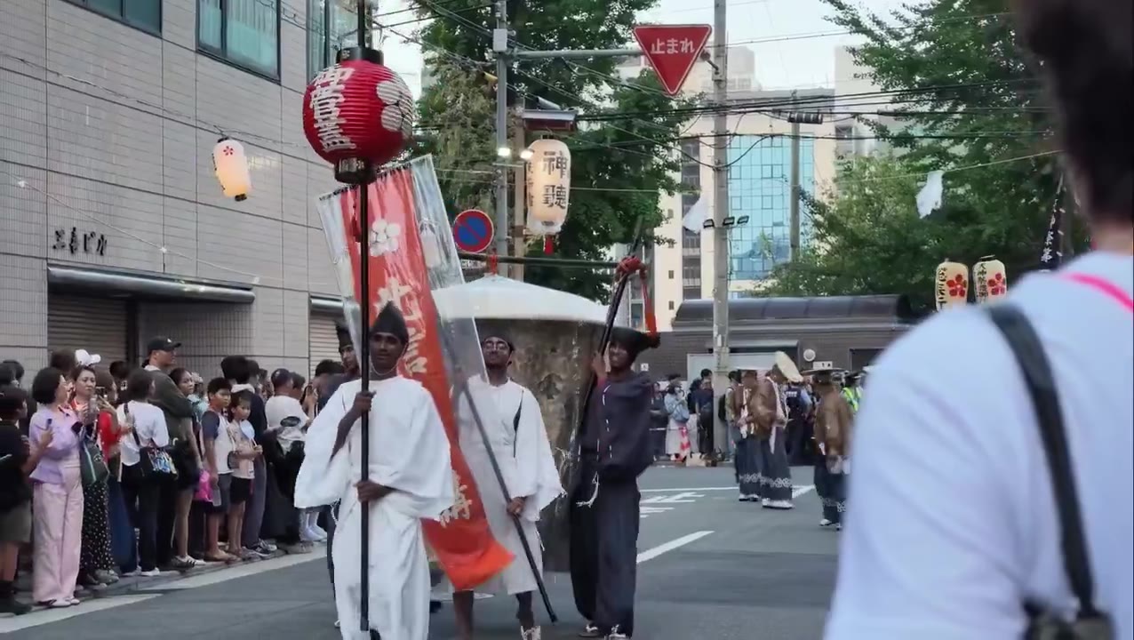 由于少子化人口危机，日本的传统文化仪式已经由 #黑人 移民进行 #日本（视频 1/1）