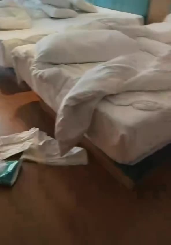 景酒店退房后的场景 ，你这是太热了 洒水睡觉的吗🤣（视频 1/4）