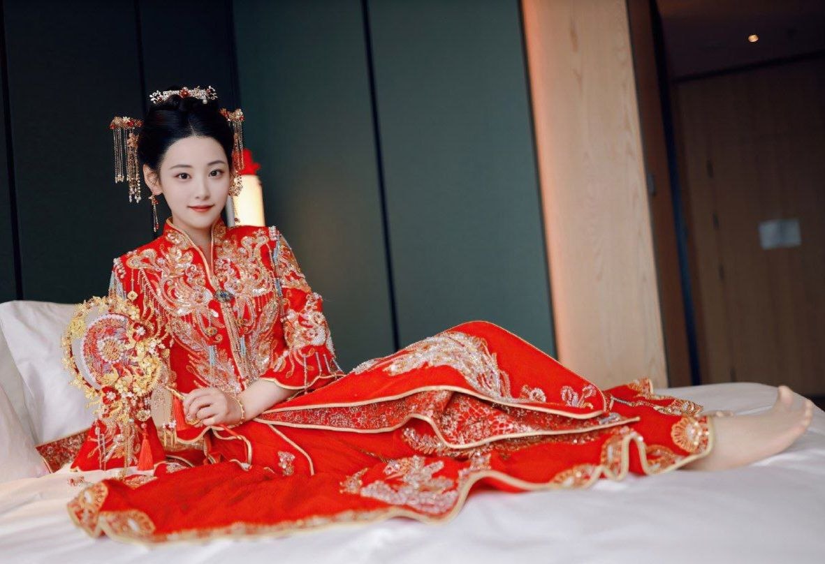 开始：哎 朋友！今天人家结婚！新娘！别瞎搞！冒昧如花的新娘 新郎还没吃到嘴呢！ 结束：哎！新娘是吧！今天打扮这个骚劲！老子把蛋子都给你塞进去！自己数着点多少下…