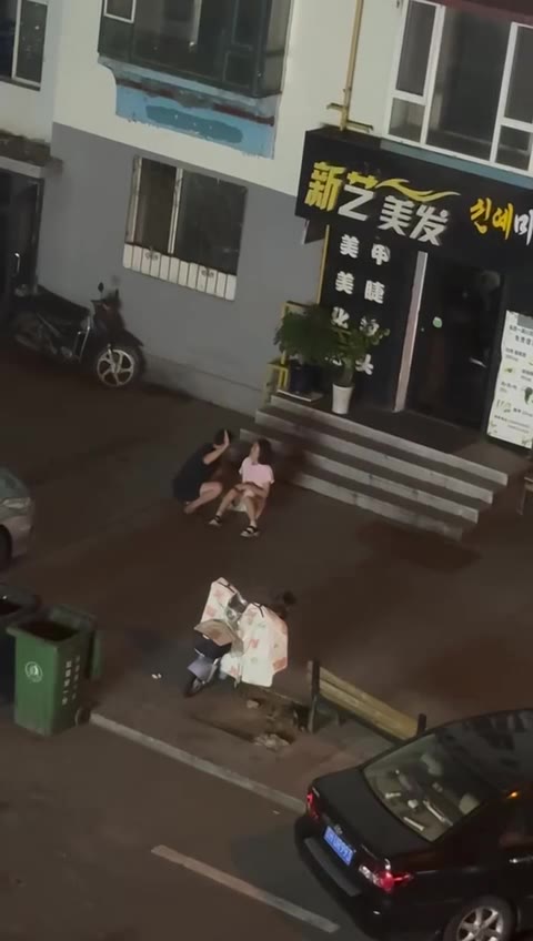 楼下男女吵架，这女的真行，为啥还不赶紧离开呢 #打女人 #感情问题（视频 1/1）