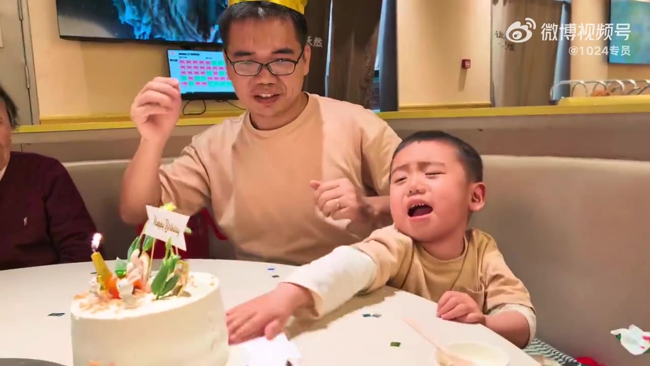 宝妈吐槽：宝宝哥哥的生日他却没吃到一口蛋糕！ 期待已久的宝宝生日，我早早的买了蛋糕，定了餐厅，姥爷买了玩具，姥姥给了1000的红包，太姥给了500的红包，爸爸…