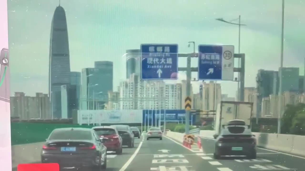 苏州工业园区星港街高架跨线桥！ 限高杆遭撞击断裂，如同标枪一般，当场击穿途经小车！ 小飞棍来了 ！👍 “ 暗箭难防 ” #车祸 #贯穿 小汽车 @qqmua …