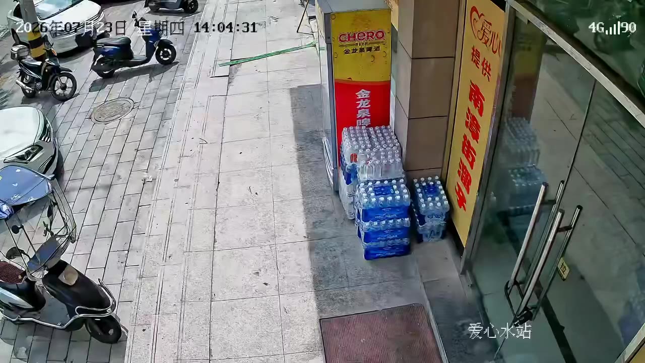 爱心被辜负 湖北襄阳，南漳网友爆料：自己在街边设置了爱心水站，是给路过的快递员，外卖小哥、环卫工人、学生应急解渴用的，最近却总是有人成箱搬走。 你怎么看？（视…