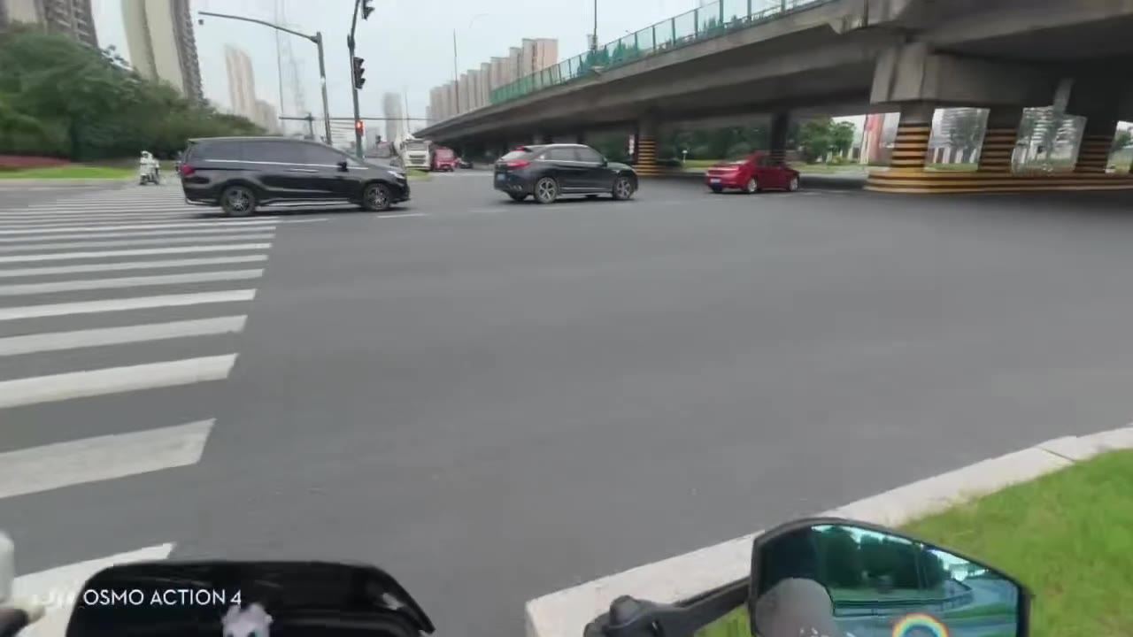拐弯撞直行 #车祸 谁的责任 ？#电瓶车 #飙车 #极速飞车（视频 1/1）