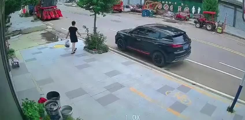 #精神小伙 挺耐摔呀 大姐反应也够快 丝滑 #车祸(视频 1/1)