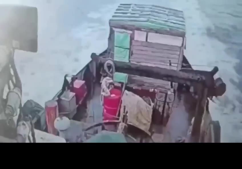 请勿随地大小便 #坠海 #事故 🚪（视频 1/1）