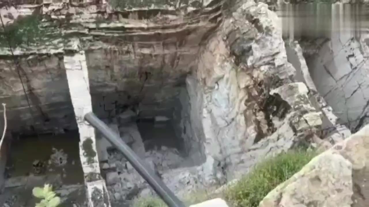 印度拉贾斯坦邦。一处矿区发生大面积坍塌，数十米高岩壁不断崩裂，工人拍下事发瞬间，媒体报道称，幸亏事故发生时矿井已提前关闭，采矿作业已停止，无人员伤亡。事故造成…