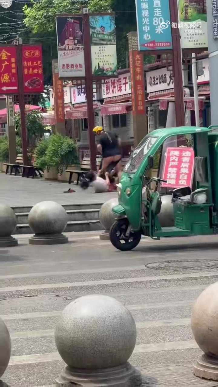 女流氓伤害性不高侮辱性极强 #男女打架 #扒裤子 裤头都掉下来了（视频 1/1）