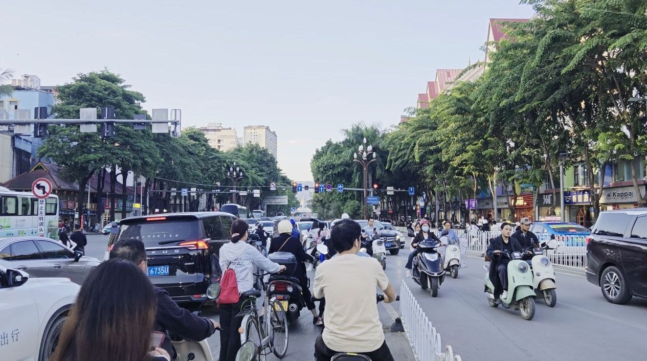 #泰国新闻 曼谷邦纳路口挪威男子袭击民众损毁手机 警方追查嫌疑人行踪 2026年8月3日消息，曼谷邦纳区两名当地居民向警方报案，在邦纳十字路口附近遭到一名挪威…