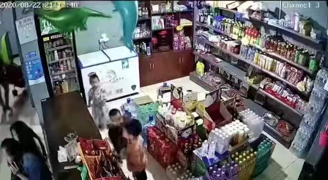 7月26日 云南，一名孩童手里拽着氢气球在小店铺内闲逛。桌上摆放的蚊香明火，瞬间引燃其中一只氢气球，火势快速蔓延，两只氢气球接连爆燃起火。 气球 燃烧（视频 …