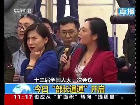 没想到有生之年还看到蓝衣翻白眼姐的直播，久做新闻无人知，一朝白眼天下闻。 记者 👀（图片 1/2）