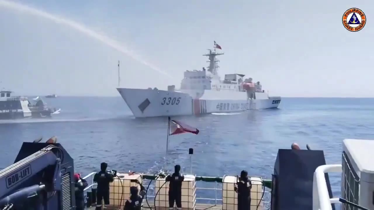 菲律宾公务船强闯中国领土黄岩岛海域，结果被中国海警船水炮瞄准雷达喷了10秒钟…..大家猜猜它雷达还能用吗🤣这次10秒，下次就是20秒了哦（视频 1/1）