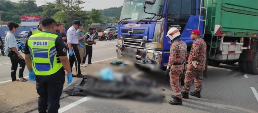 #马来西亚新闻 武吉丁雅高架桥发生致命车祸 77岁华裔男子遭罗里卷入车底身亡 2026年8月4日消息，槟城威中武吉丁雅路高架天桥发生夺命交通事故。77岁华裔男…