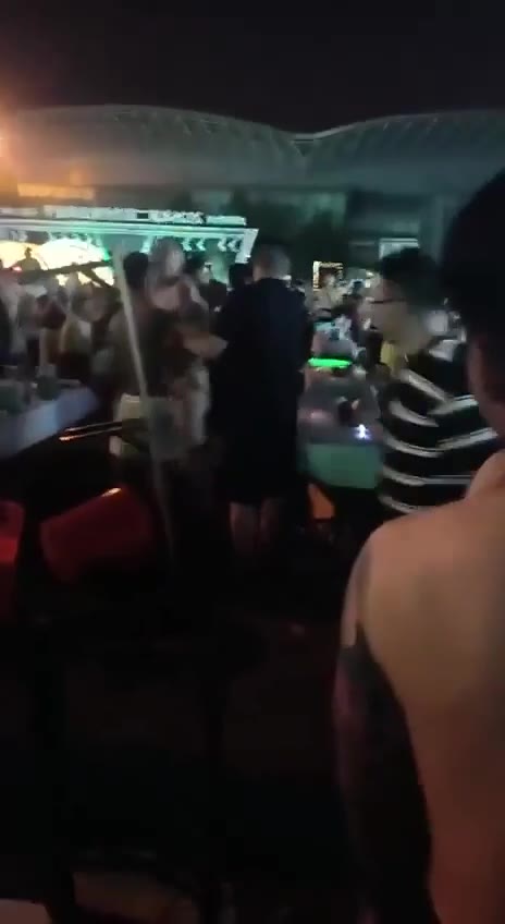 7月22日，广西北海夜市街，多名纹身男子当着警察的面大打出手，场面极其混乱。 #打架（视频 1/1）