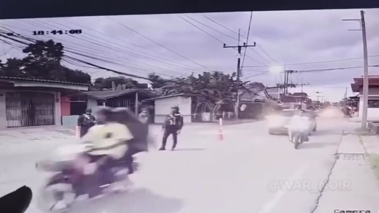 泰国一检查站被扔炸弹5名士兵死亡，6名受伤平民中包括2名儿童 7月22日，泰国那拉提瓦府6名袭击者乘坐皮卡车向一检查站开枪并投掷管状炸弹。 袭击者还安排摩托车…