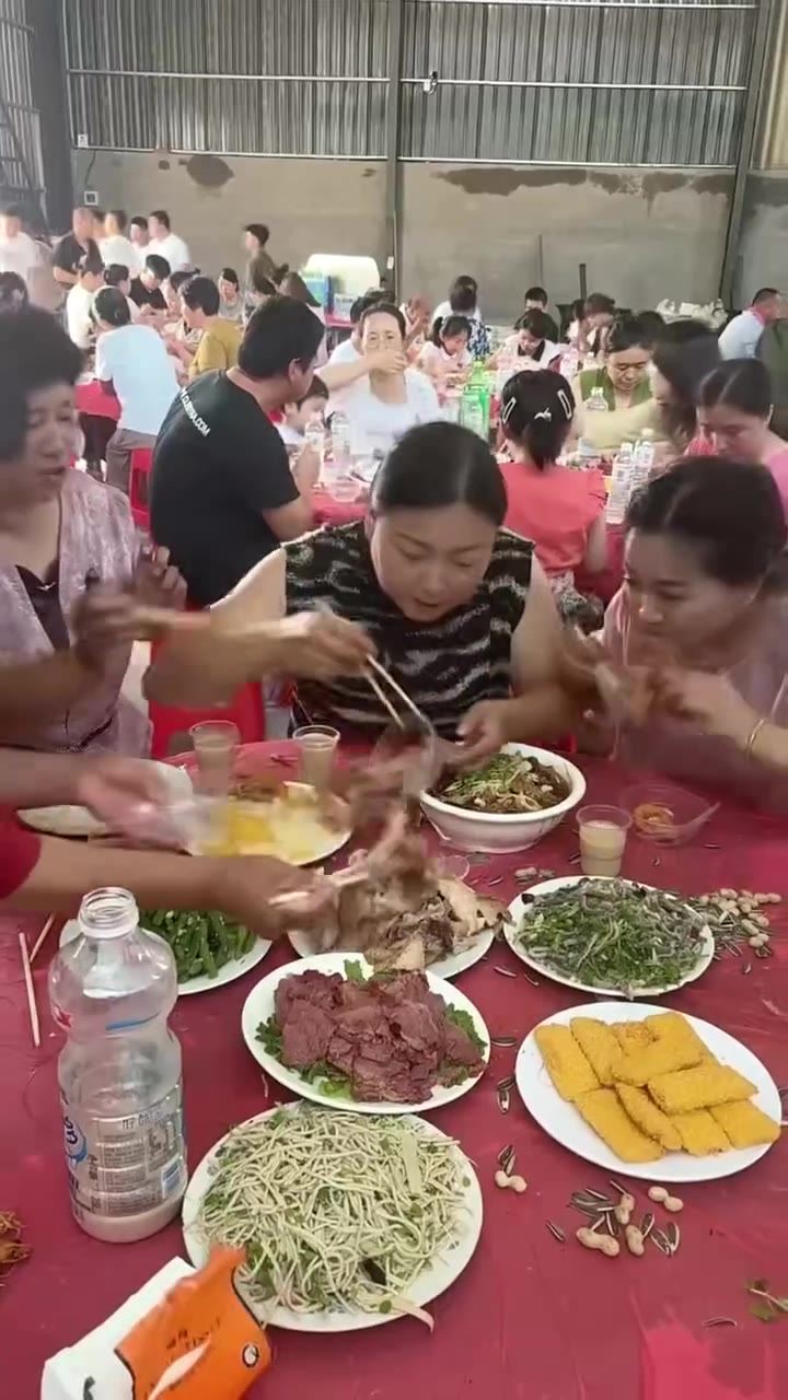 吃饭千万不要和老娘们一起 手慢无 #抢食（视频 1/1）