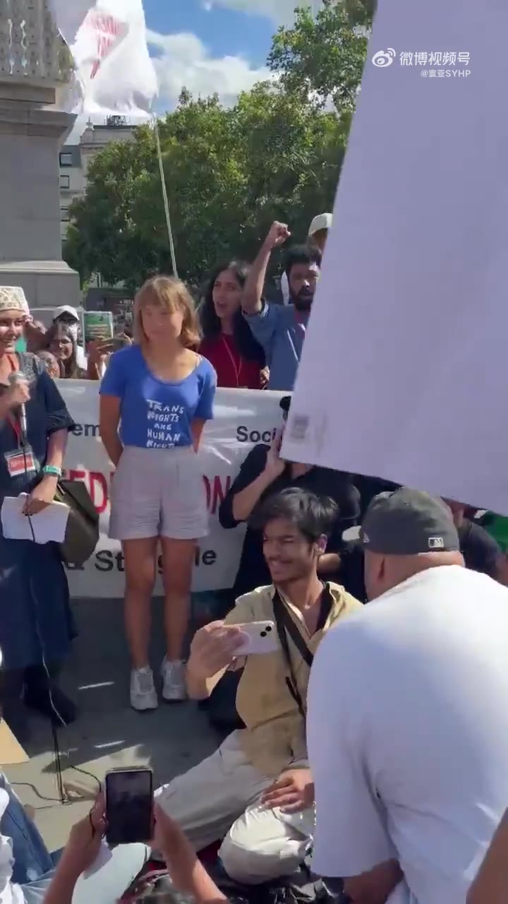 瑞典活动人士格蕾塔·通贝里在英国伦敦，参加由印度侨民组织的抗议活动，声援上周印度发生的学生抗议行动。（视频 1/1）